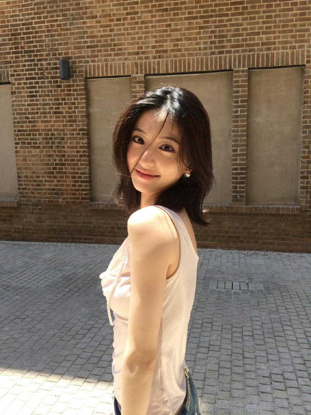 胡连馨牛仔超短裙裸腿自拍[5]