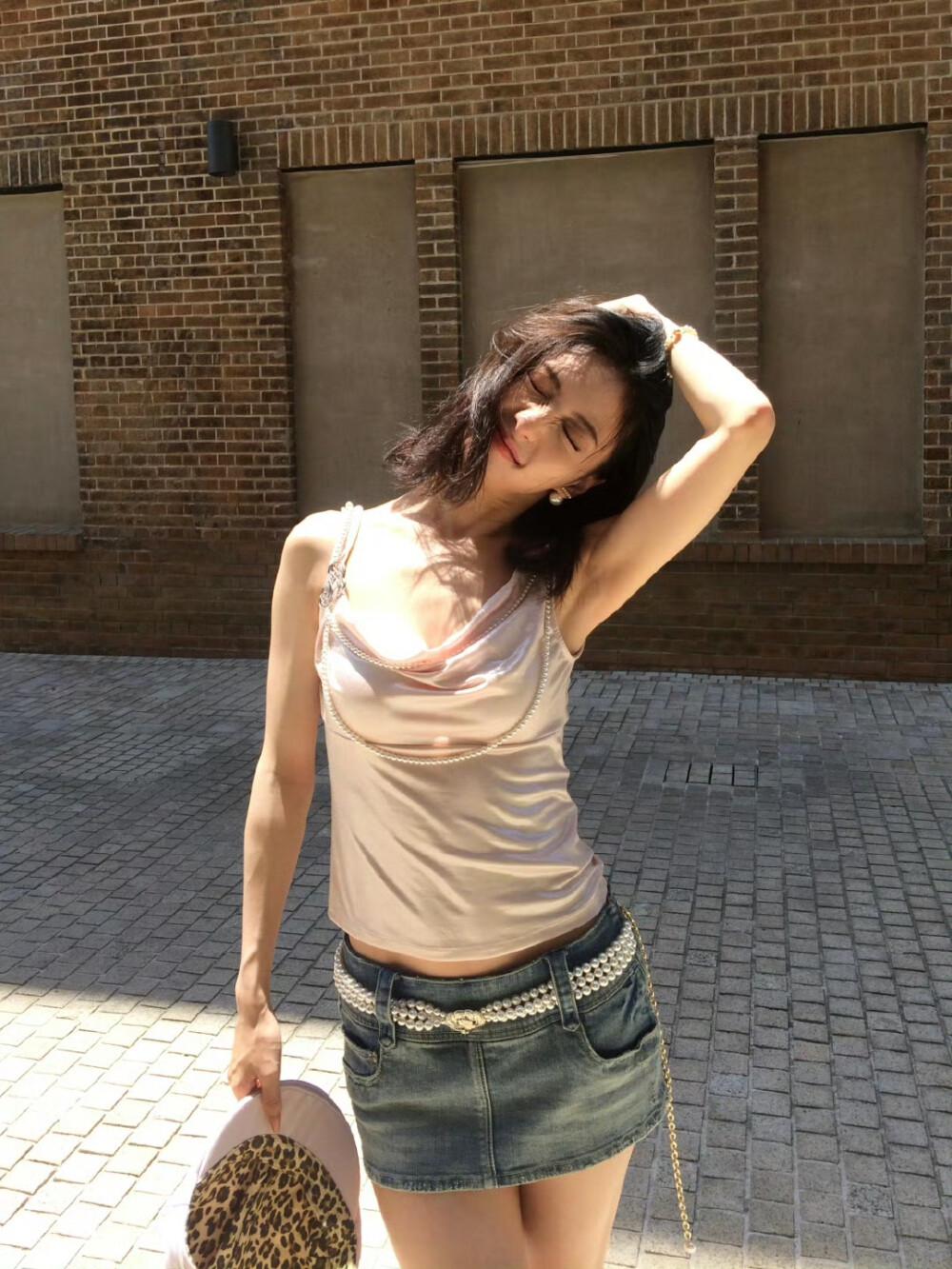 胡连馨牛仔超短裙裸腿自拍[7]