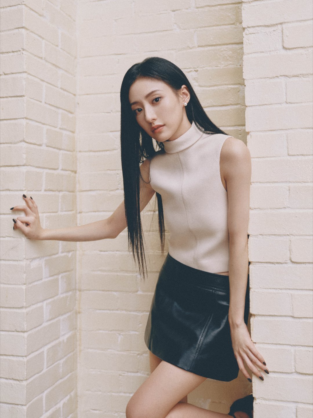 胡连馨牛皮短裙美腿写着