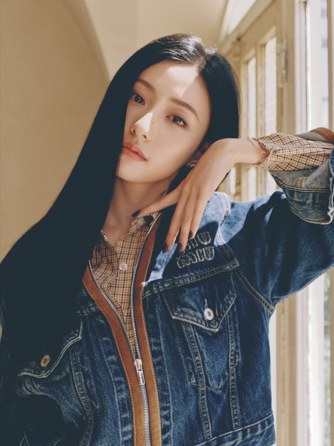 胡连馨牛皮短裙美腿写着[4]