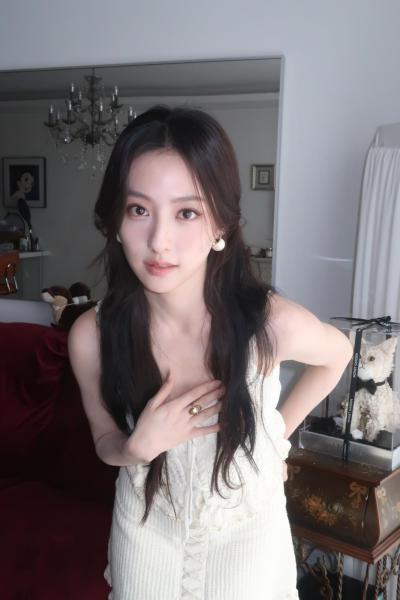 胡连馨白色短袜素颜居家自拍