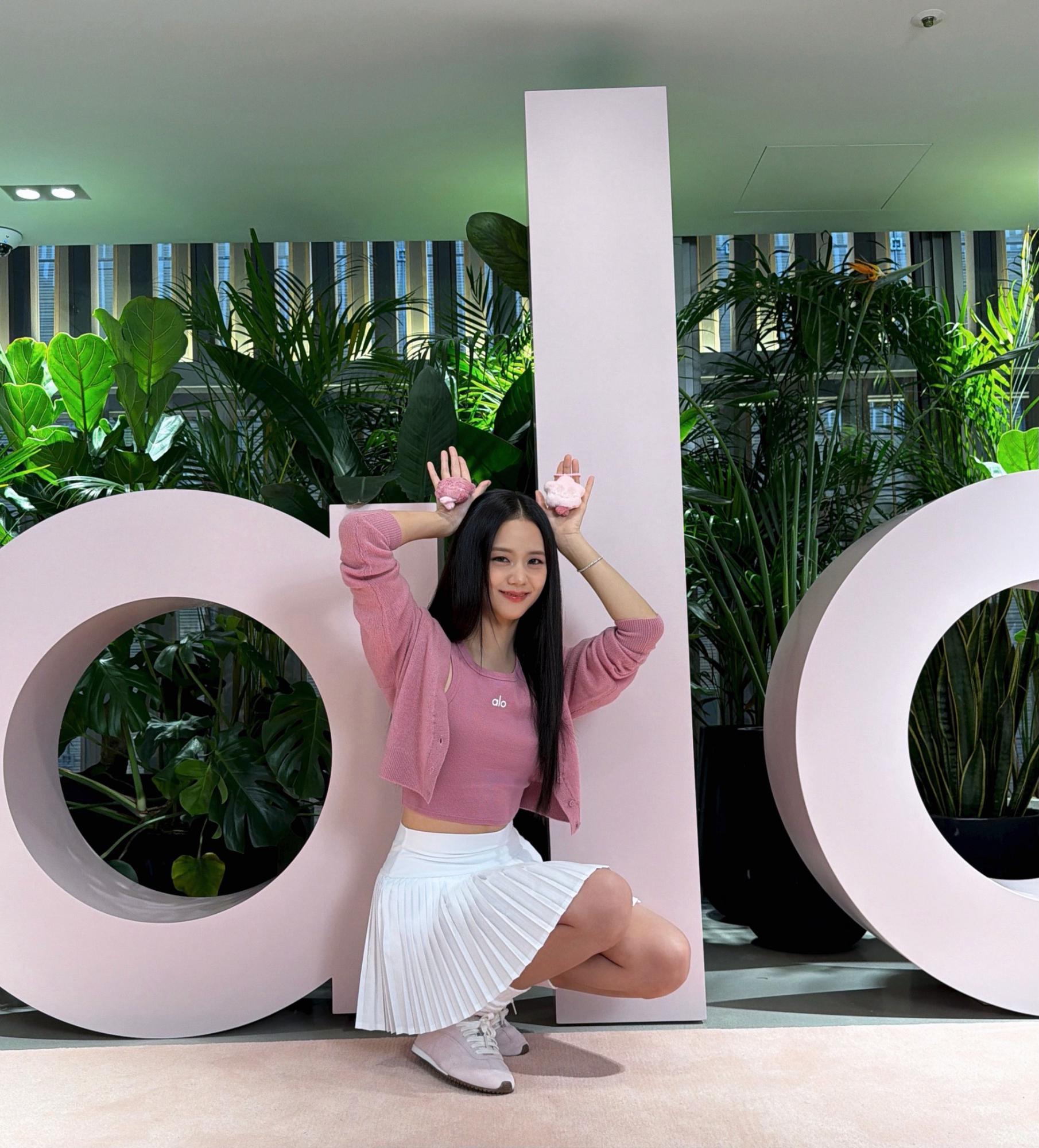 金智秀(Kim Jisoo)白色短裙粉粉的 JISOO X alo 快闪店