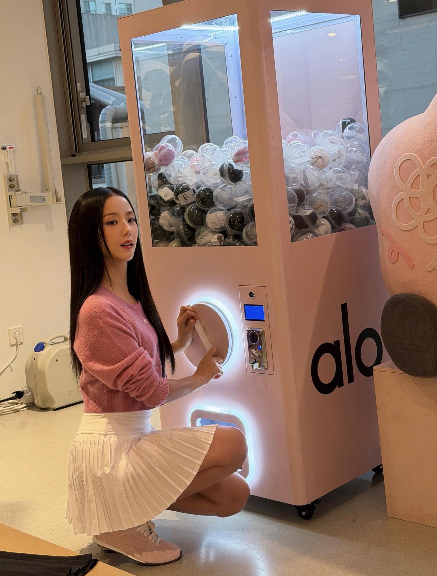 金智秀(Kim Jisoo)白色短裙粉粉的 JISOO X alo 快闪店[3]