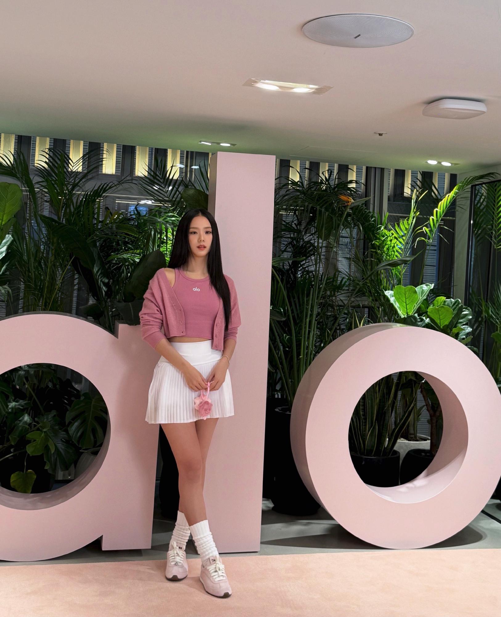 金智秀(Kim Jisoo)白色短裙粉粉的 JISOO X alo 快闪店[4]