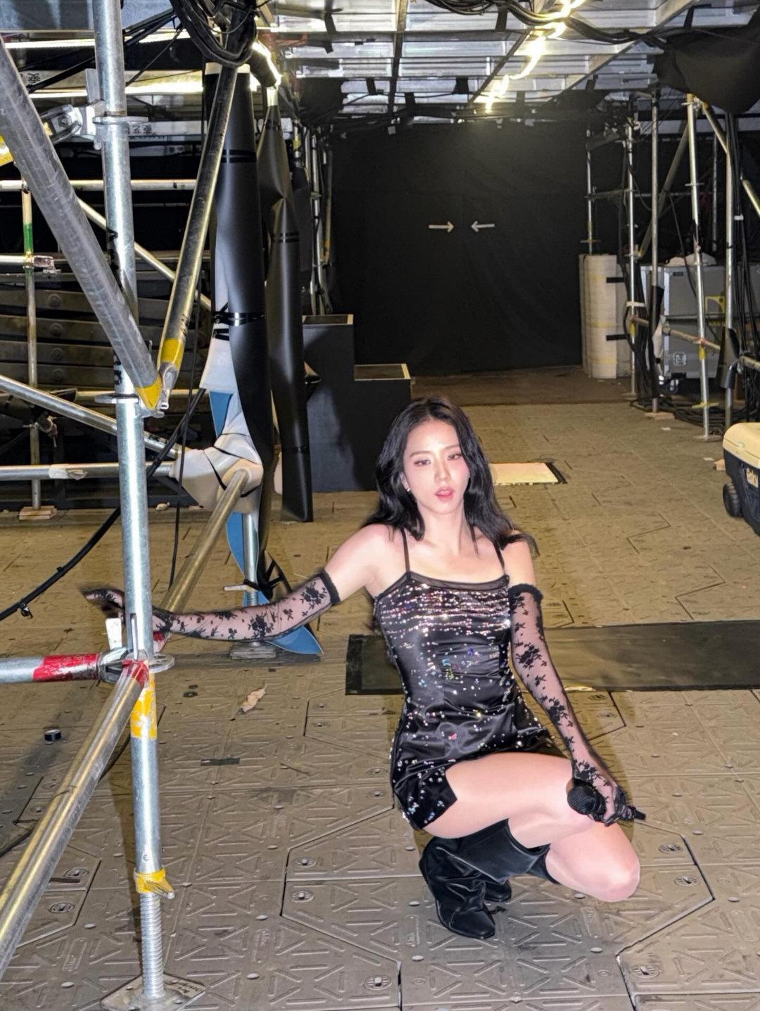 金智秀(Kim Jisoo)紧身包臀短裙肉色丝袜美腿直拍[8]