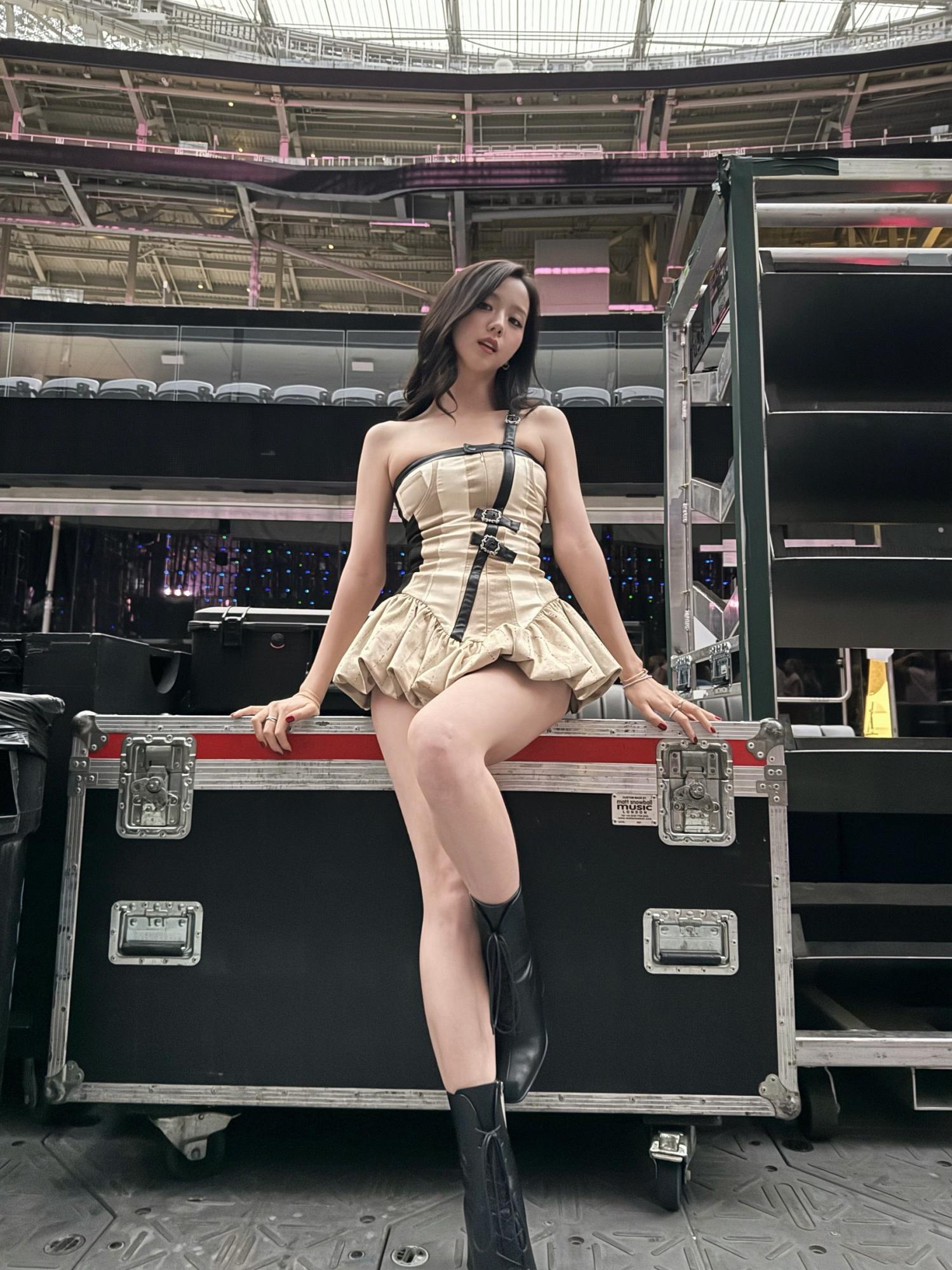 金智秀(Kim Jisoo)美腿高跟丝袜蹲姿诱人[9]