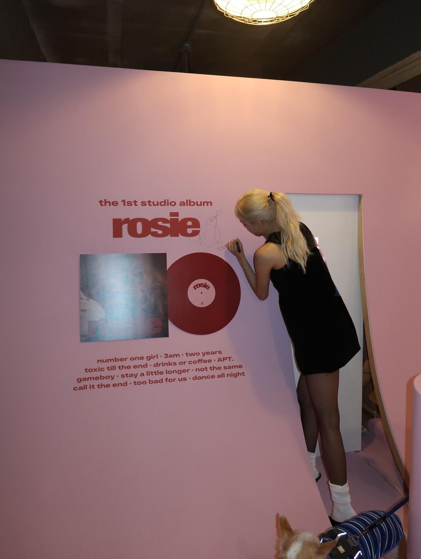 ROSé朴彩英ROSIE POP UP IN SEOUL黑丝白袜[2]