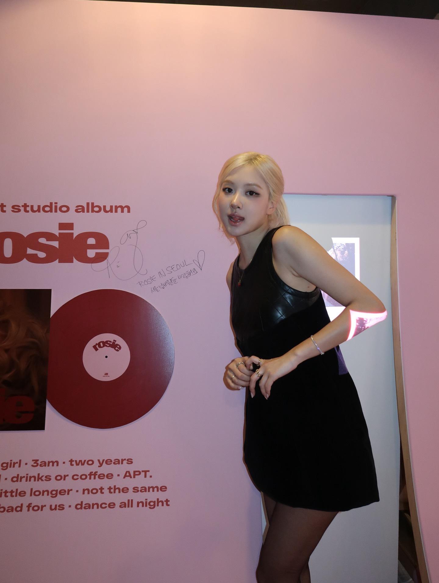 ROSé朴彩英ROSIE POP UP IN SEOUL黑丝白袜[3]