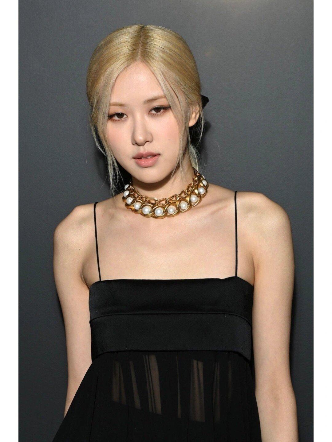 ROSé朴彩英巴黎时装周黑色吊带裙装搭配黑丝长靴太惊艳[3]