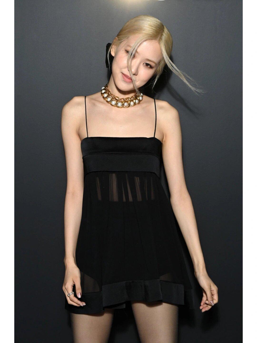 ROSé朴彩英巴黎时装周黑色吊带裙装搭配黑丝长靴太惊艳[5]