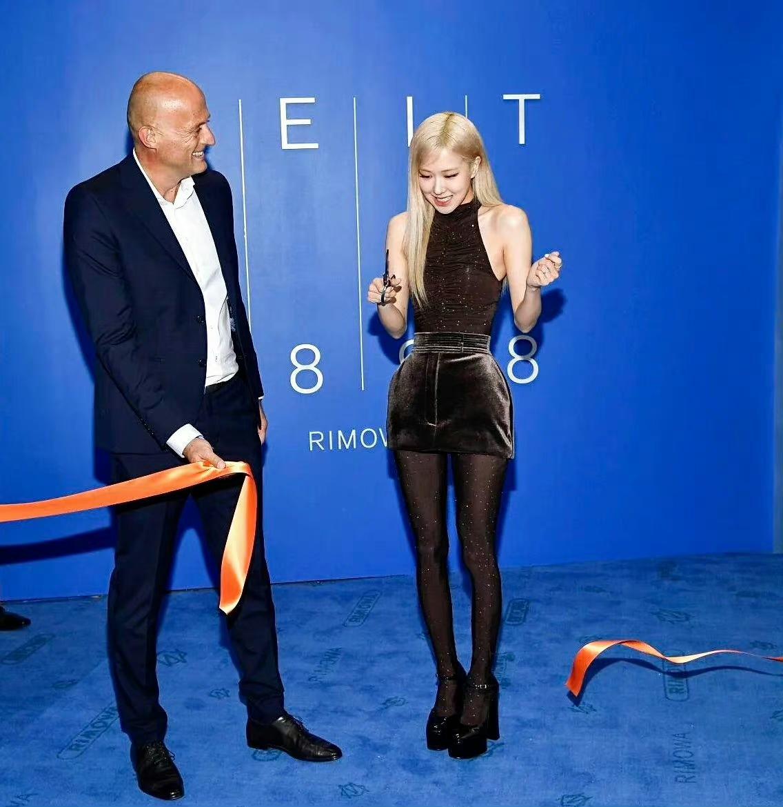 ROSé朴彩英纽约纪念展活动黑丝大长腿生图[3]