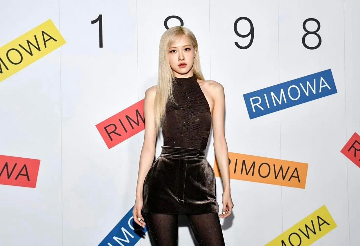 ROSé朴彩英纽约纪念展活动黑丝大长腿生图[7]