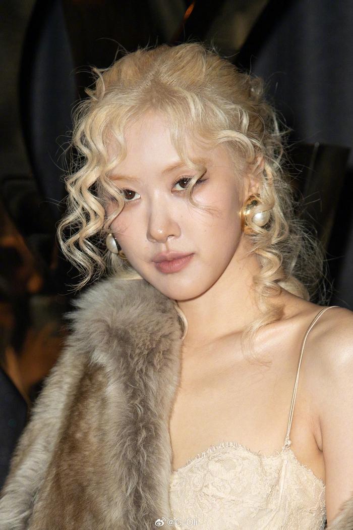 Saint Laurent秀场上的复古名伶朴彩英依旧是黑丝美腿[6]