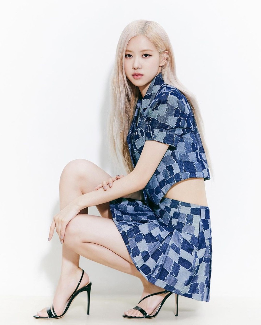 朴彩英坐姿优雅显大长腿[9]