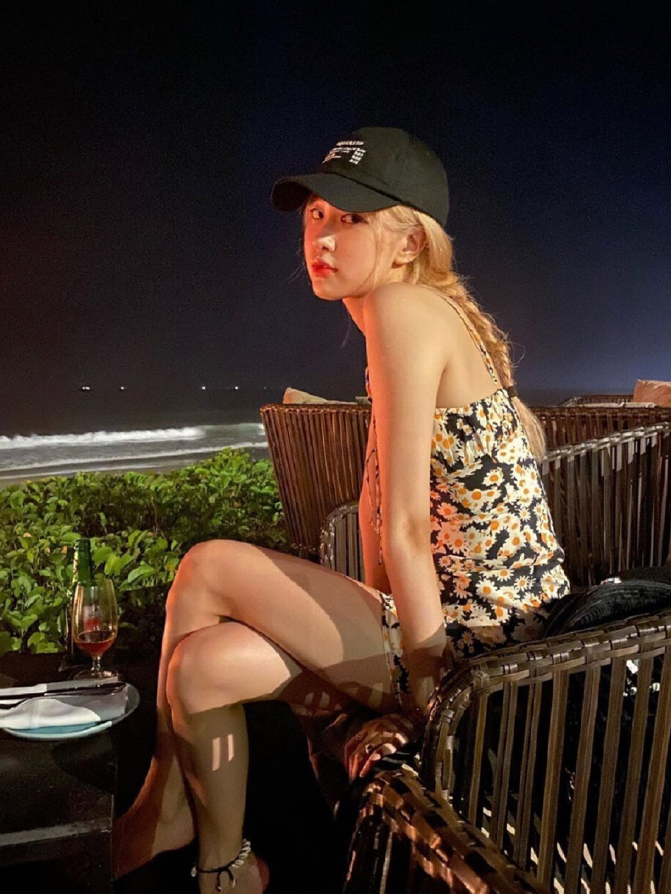 朴彩英坐姿优雅显大长腿[11]