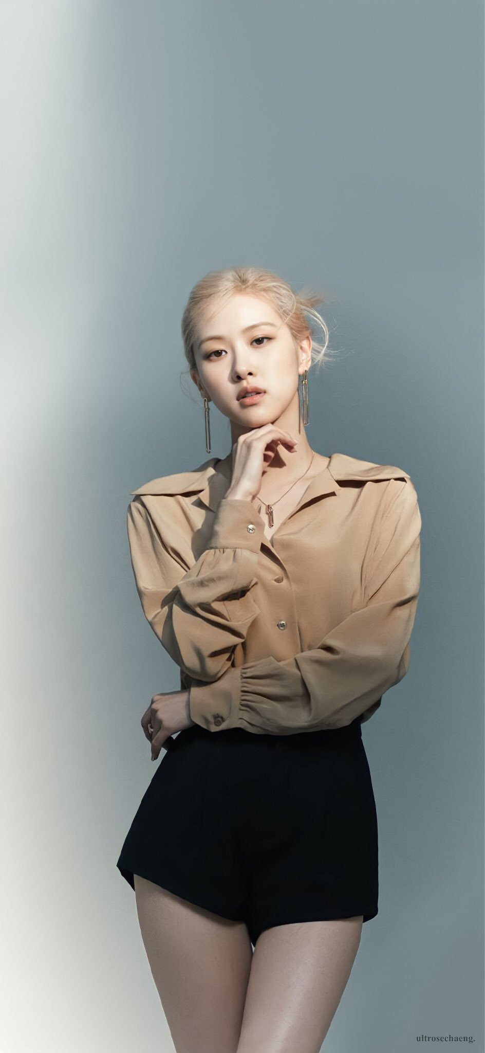 朴彩英暗色系大厂美腿写真