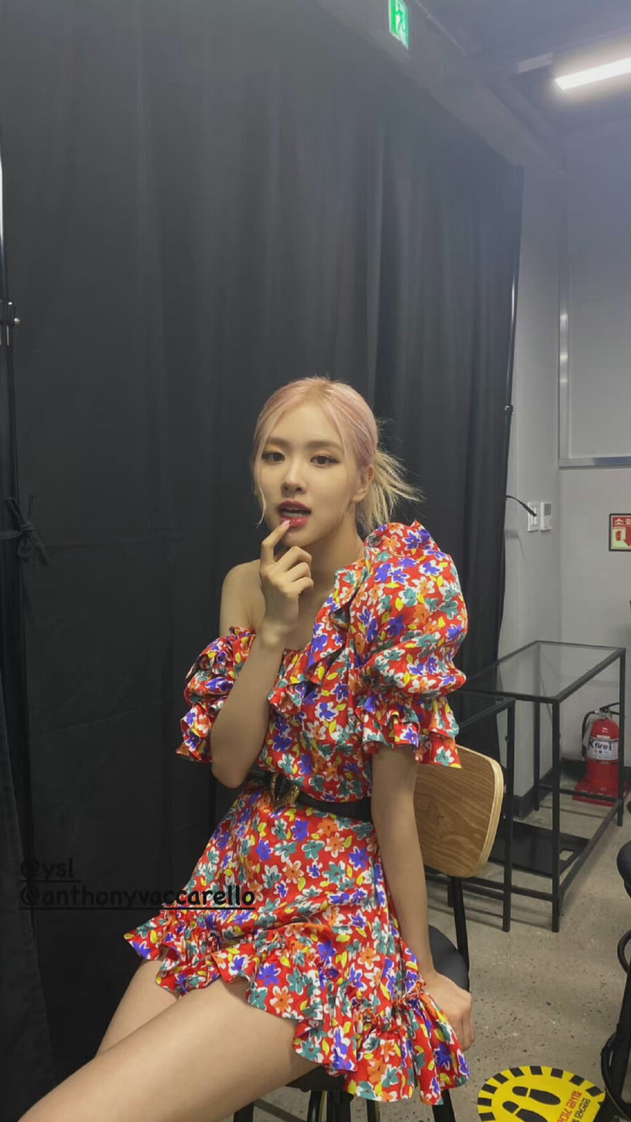 朴彩英暗色系大厂美腿写真[9]