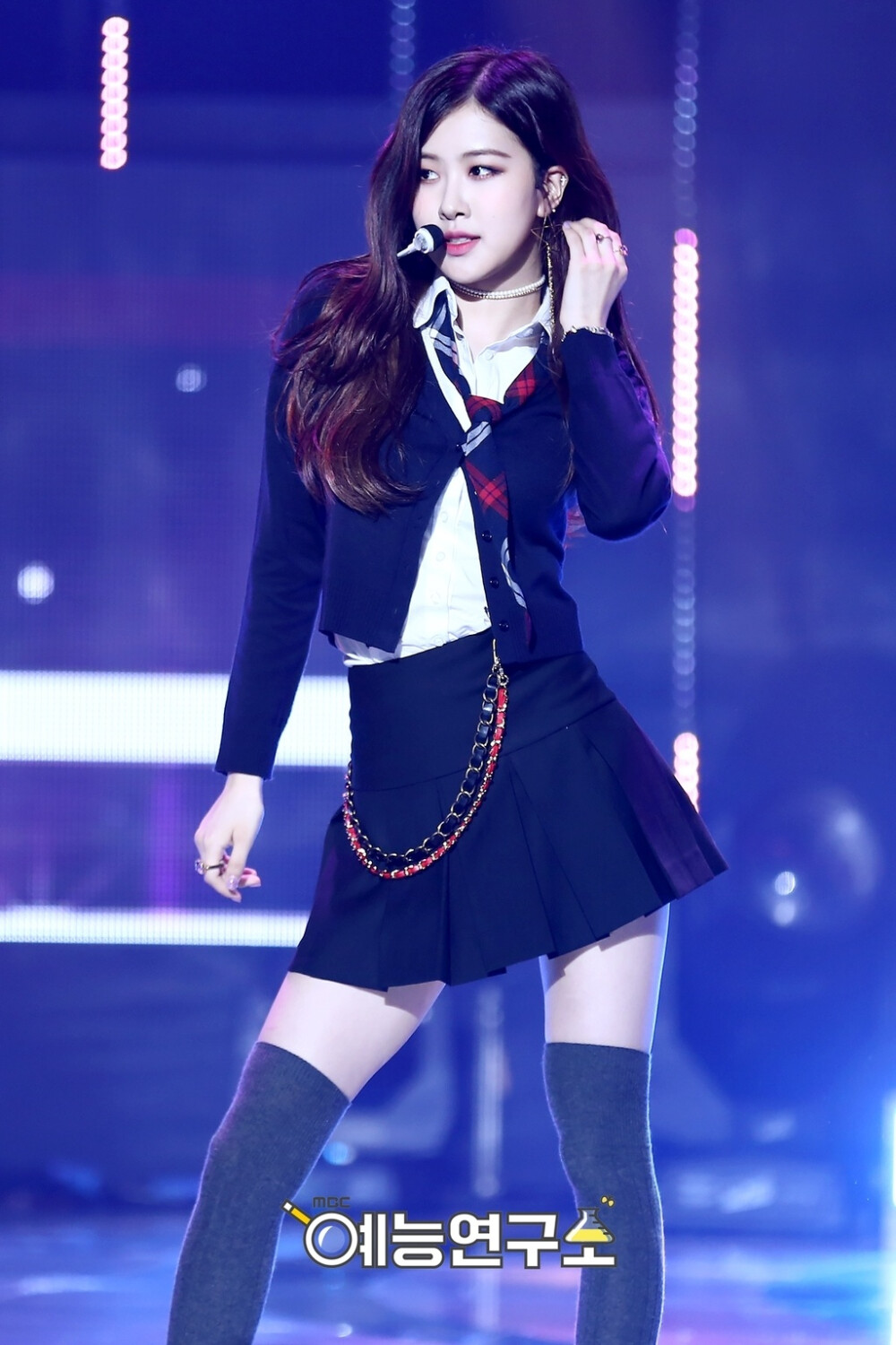 朴彩英灰色短袜舞台尽显美腿[3]