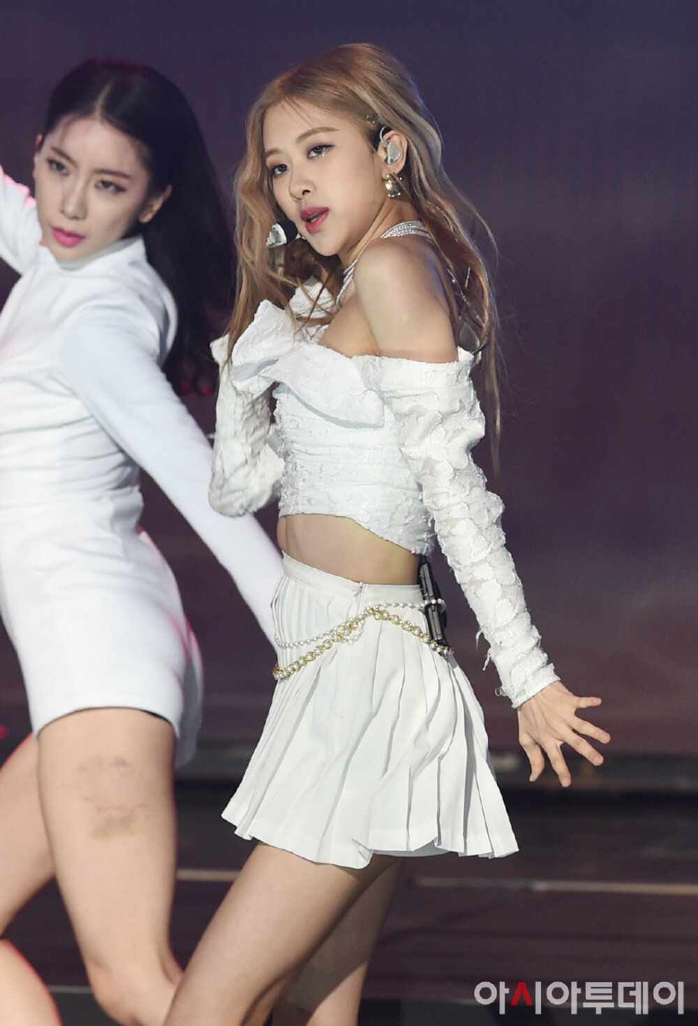 朴彩英白色超短裙大长腿舞台热舞[10]