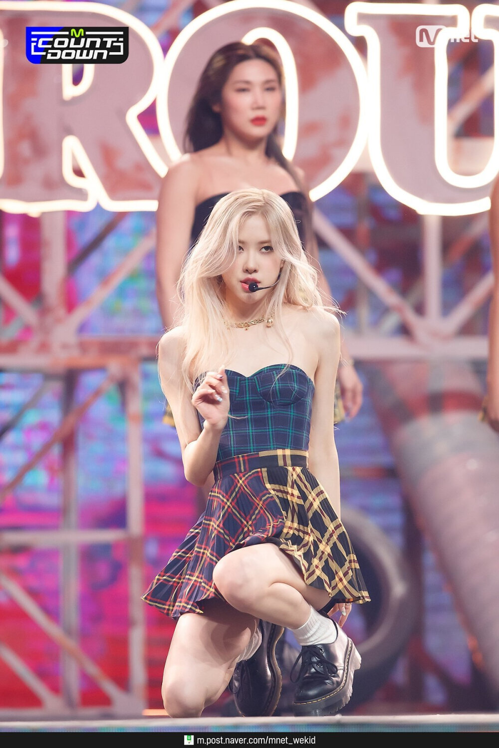 朴彩英身穿格子超短裙大长腿白色短袜现场热舞[3]