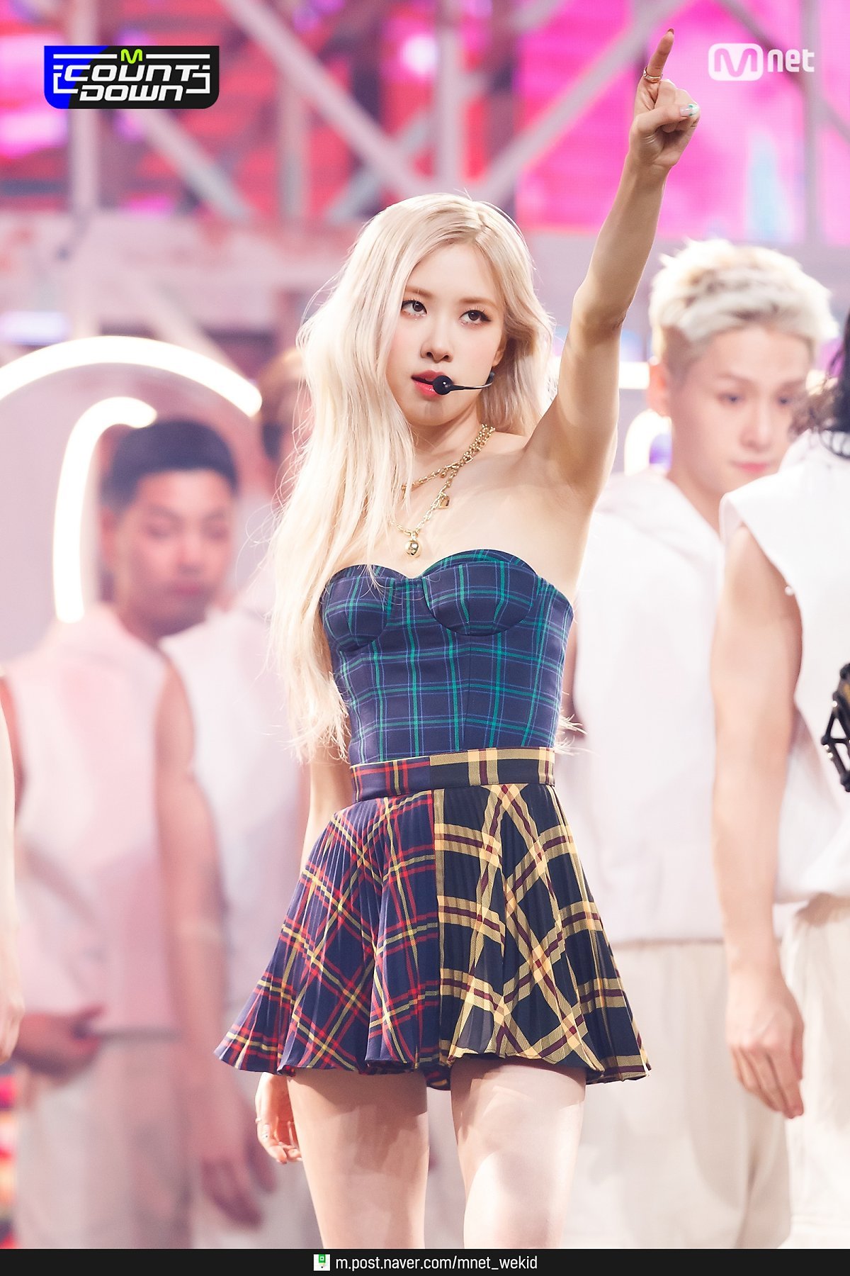 朴彩英身穿格子超短裙大长腿白色短袜现场热舞[5]