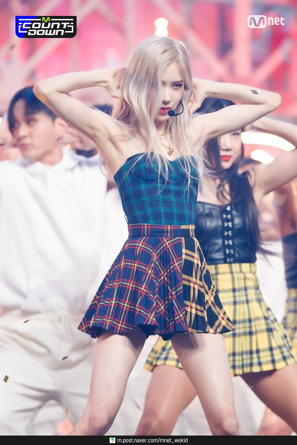 朴彩英身穿格子超短裙大长腿白色短袜现场热舞[12]