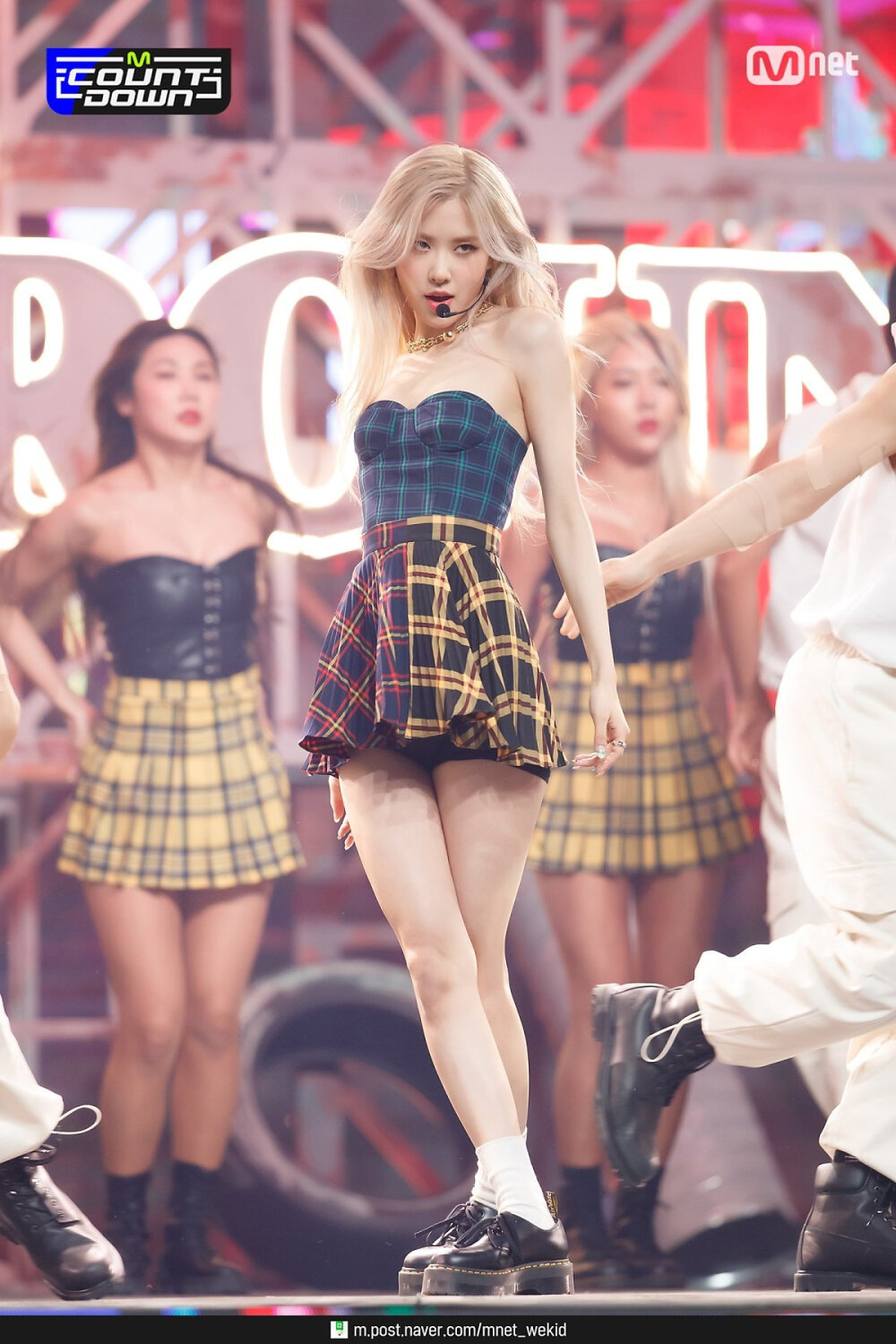 朴彩英身穿格子超短裙大长腿白色短袜现场热舞[13]