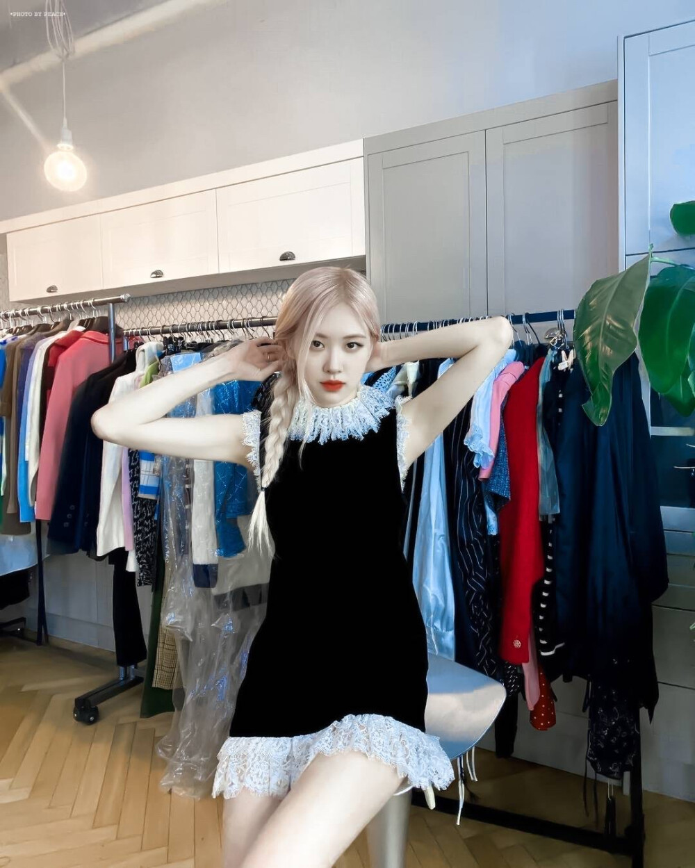 朴彩英身穿黑色超短裙显笔直大长腿[2]