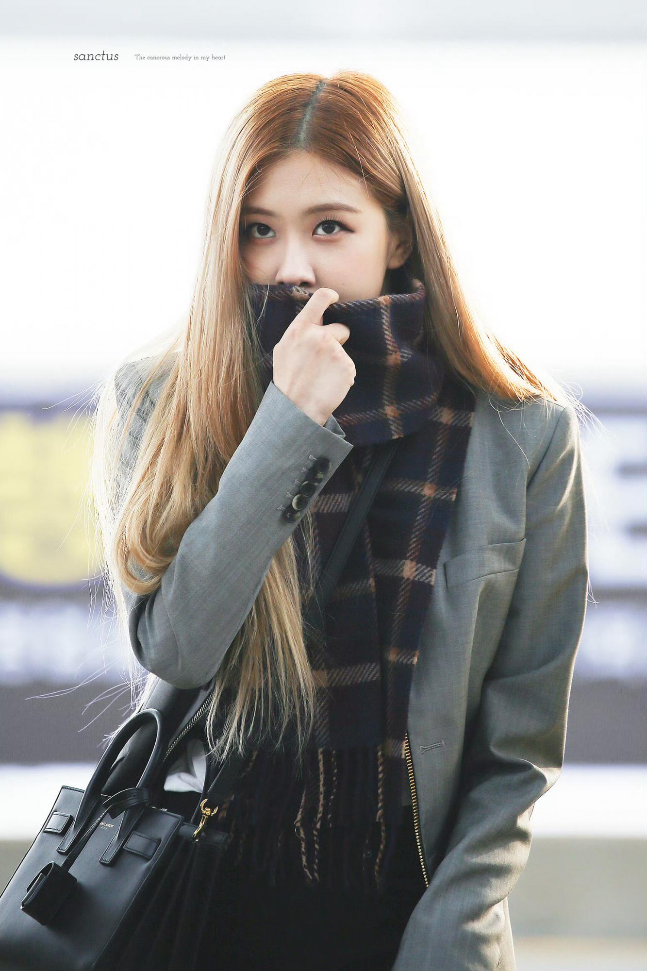 Rose朴彩英穿黑色紧身裤仁川机场出境[5]