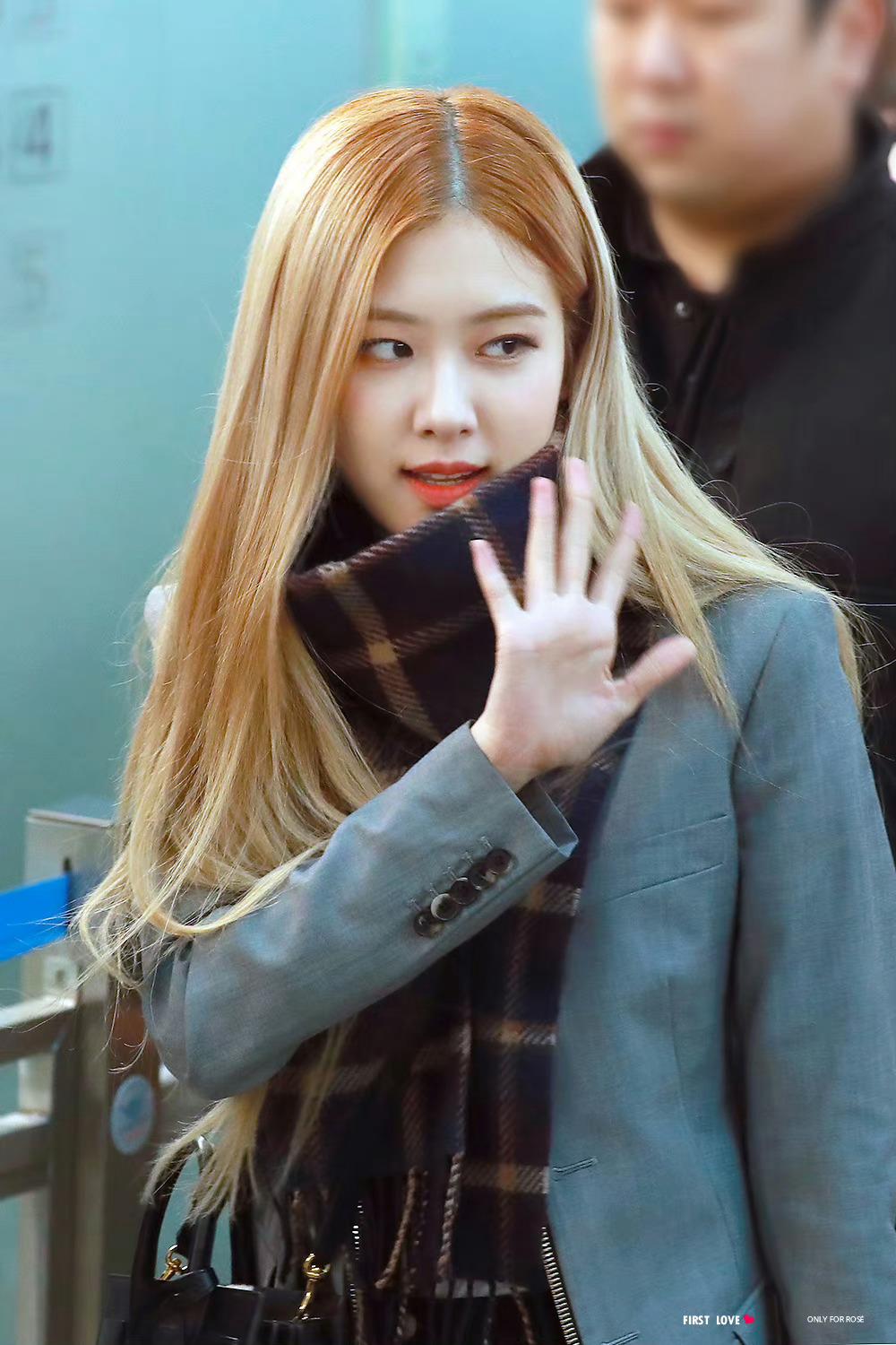 Rose朴彩英穿黑色紧身裤仁川机场出境[6]