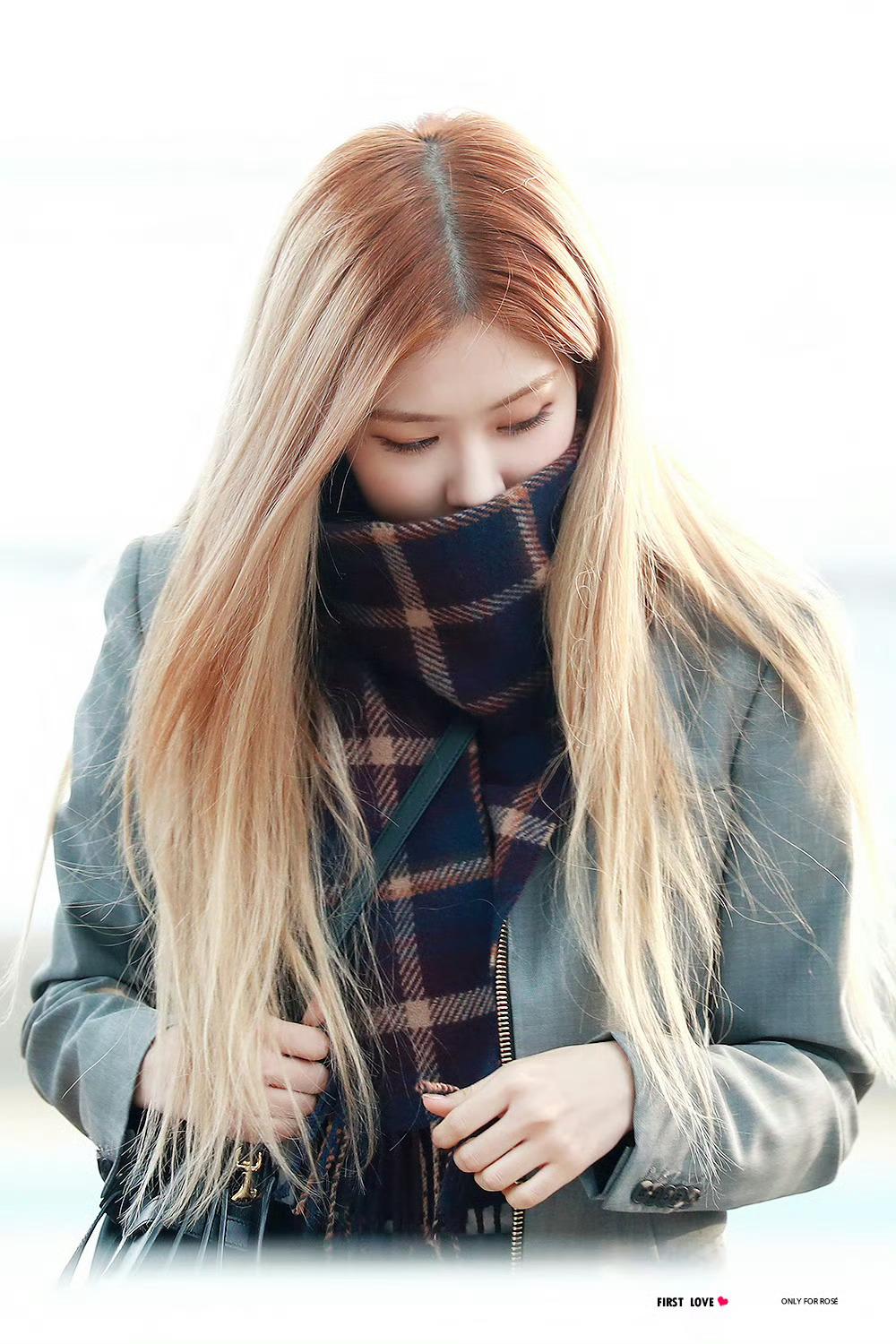 Rose朴彩英穿黑色紧身裤仁川机场出境[8]