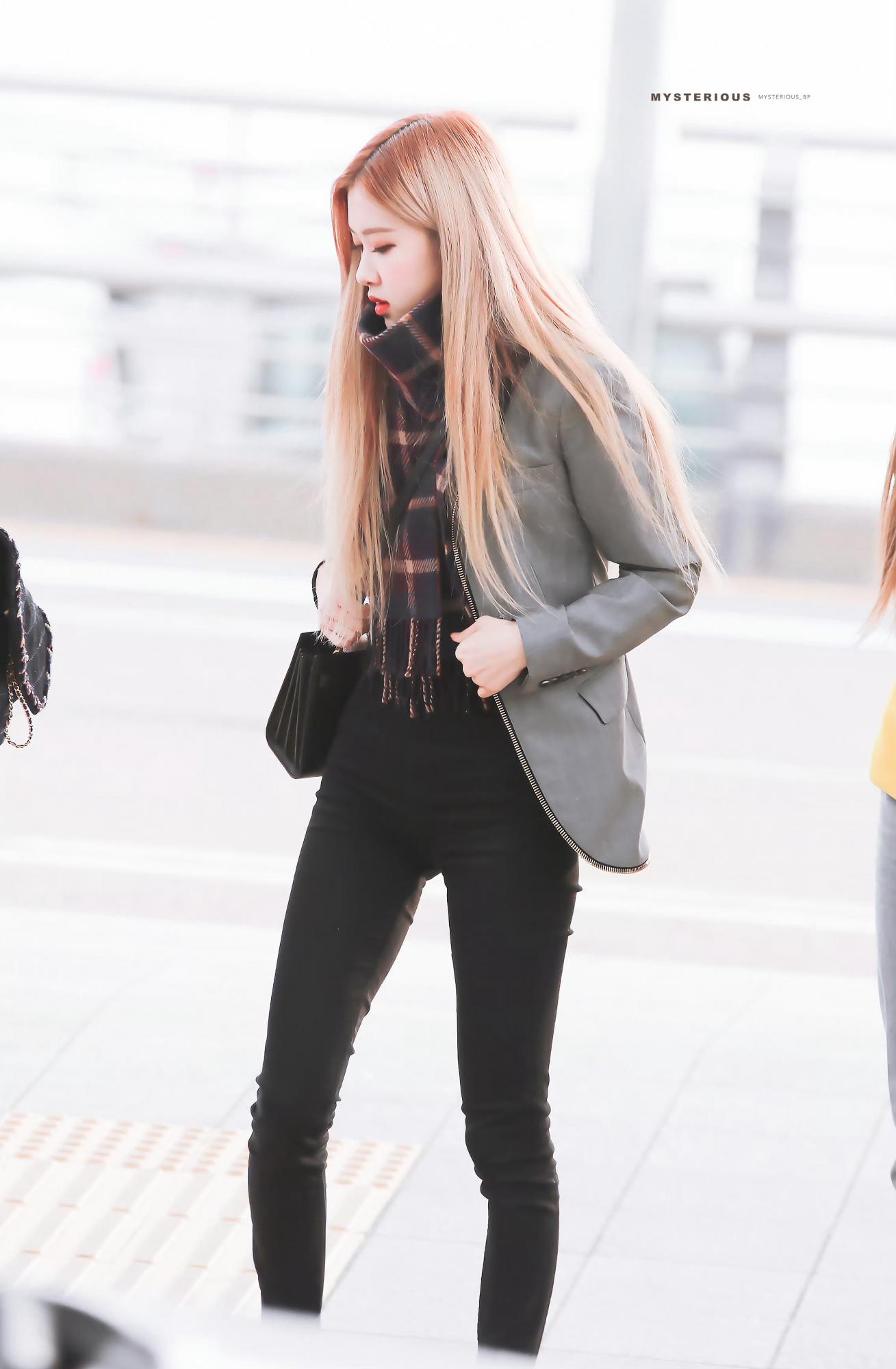 Rose朴彩英穿黑色紧身裤仁川机场出境[9]