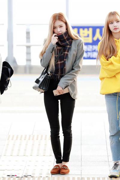 Rose朴彩英穿黑色紧身裤仁川机场出境