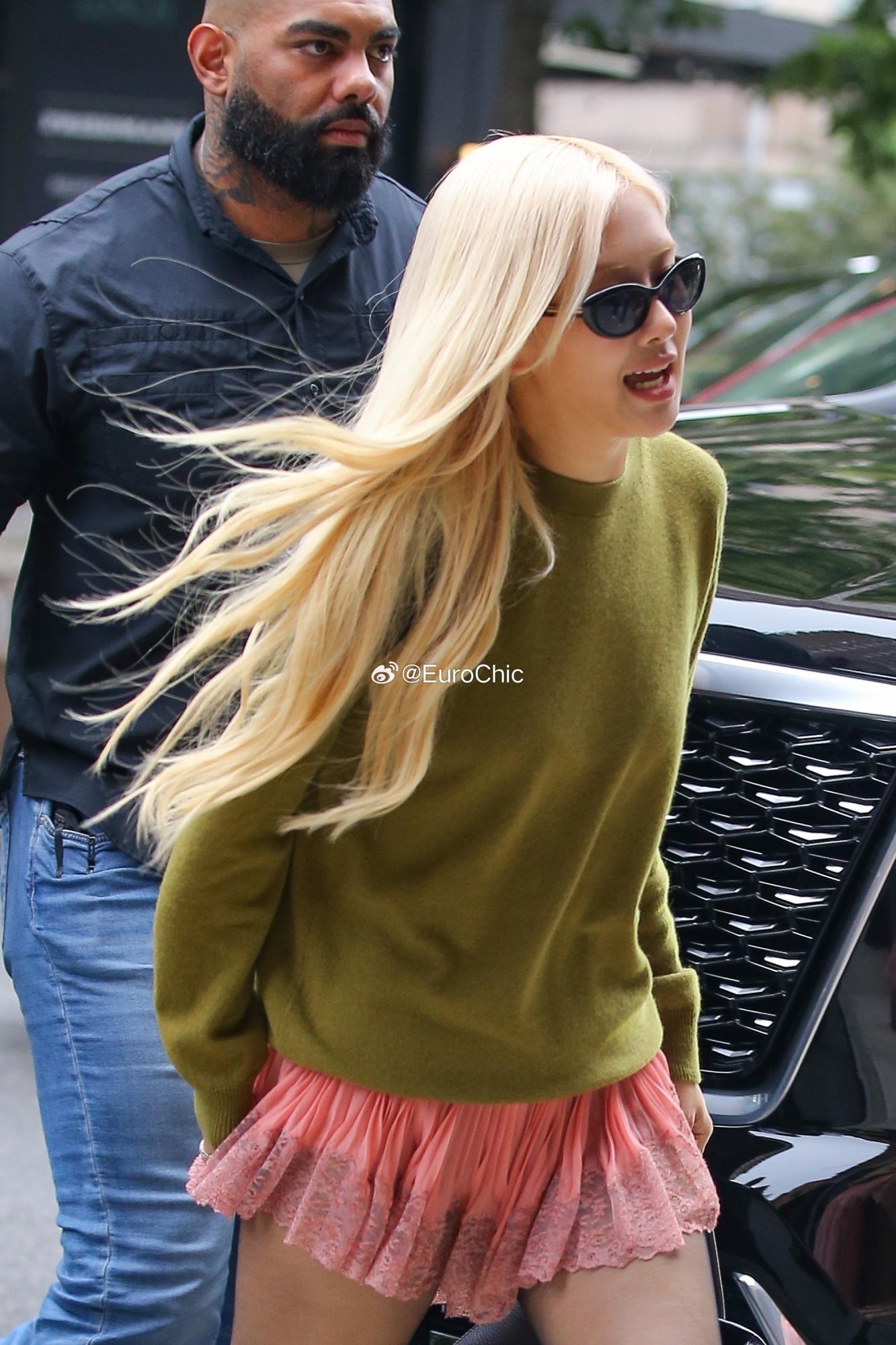 Rose朴彩英纽约营业街拍,蕾丝黑丝短裙又甜又辣[14]