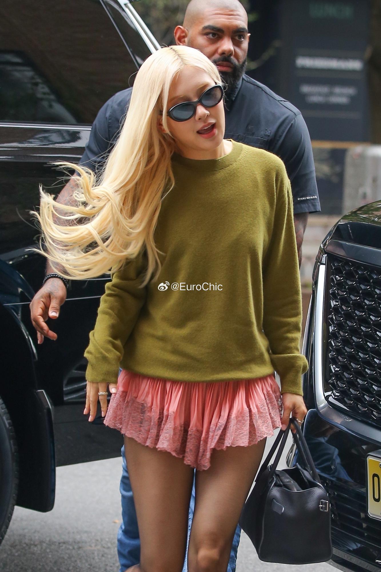 Rose朴彩英纽约营业街拍,蕾丝黑丝短裙又甜又辣[16]