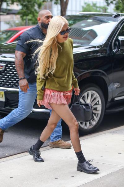 Rose朴彩英纽约营业街拍,蕾丝黑丝短裙又甜又辣