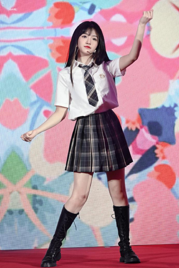 费沁源白色短袜美腿舞台热舞[2]