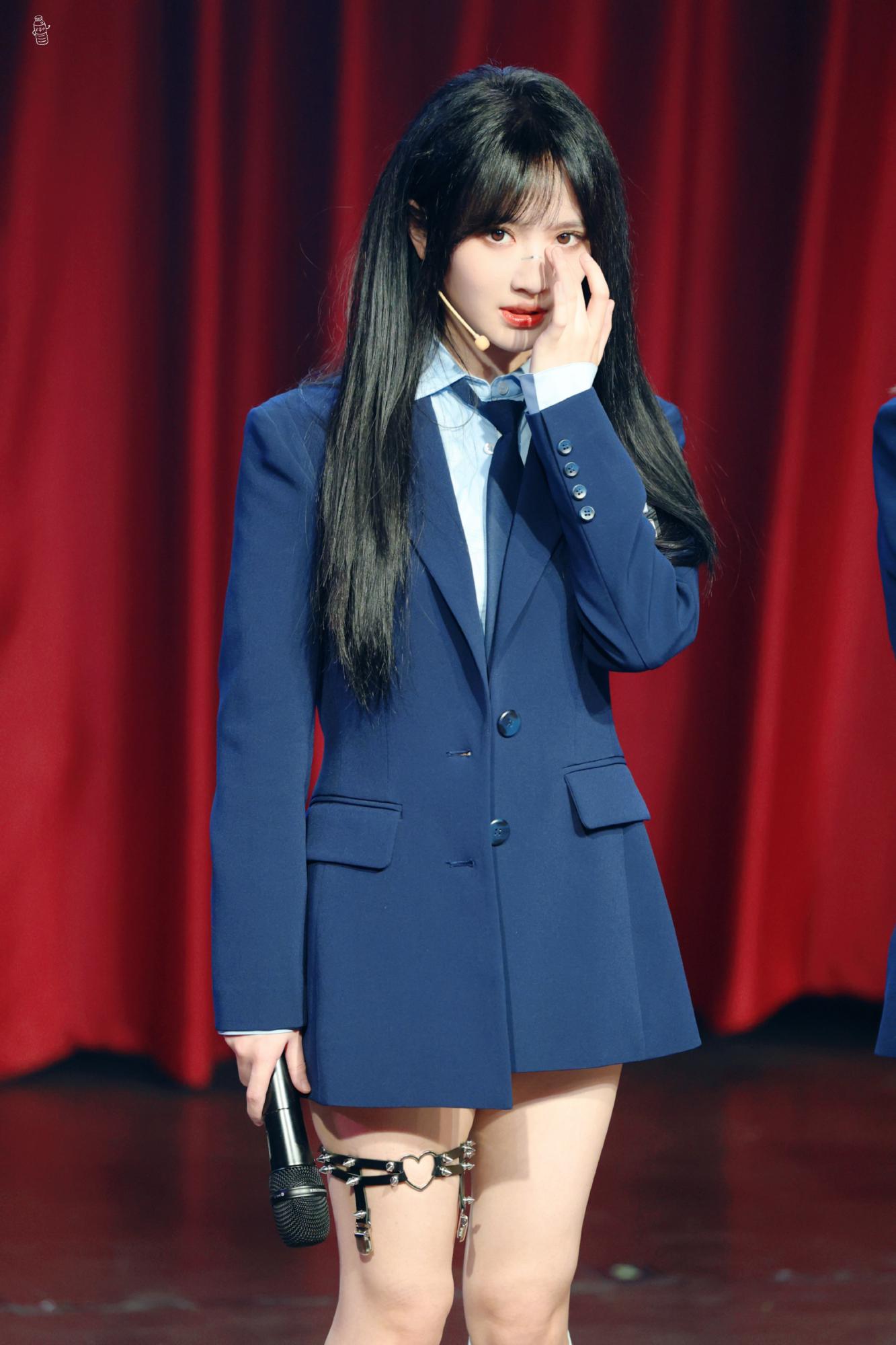 费沁源阿尔法之芯公演职业装下全是大美腿