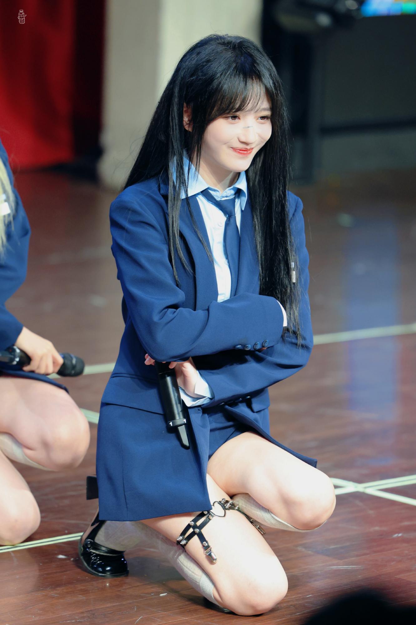 费沁源阿尔法之芯公演职业装下全是大美腿[2]