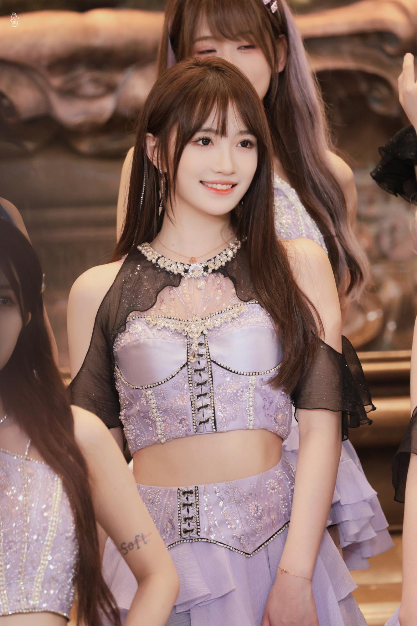 费沁源除了春天爱情和樱花紫色裙美丽动人[5]