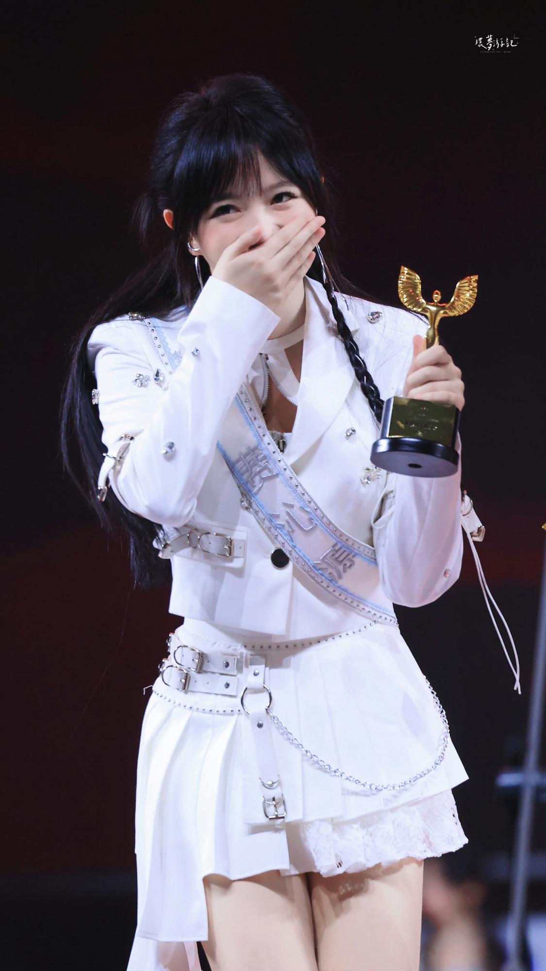 费沁源颁奖现场美腿真美[4]