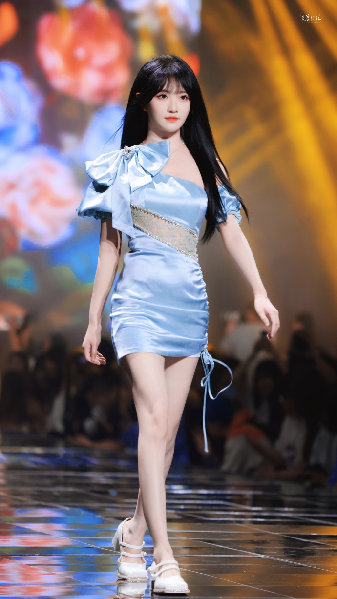 费沁源紧身包臀短裙T台走秀秀美腿[3]