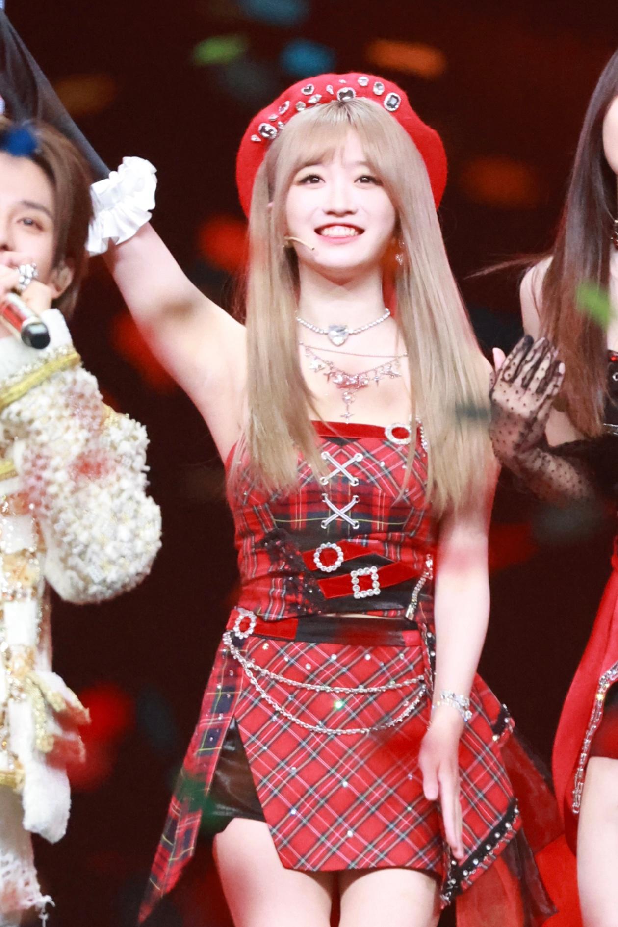 费沁源红色抹胸短裙美腿可爱美丽