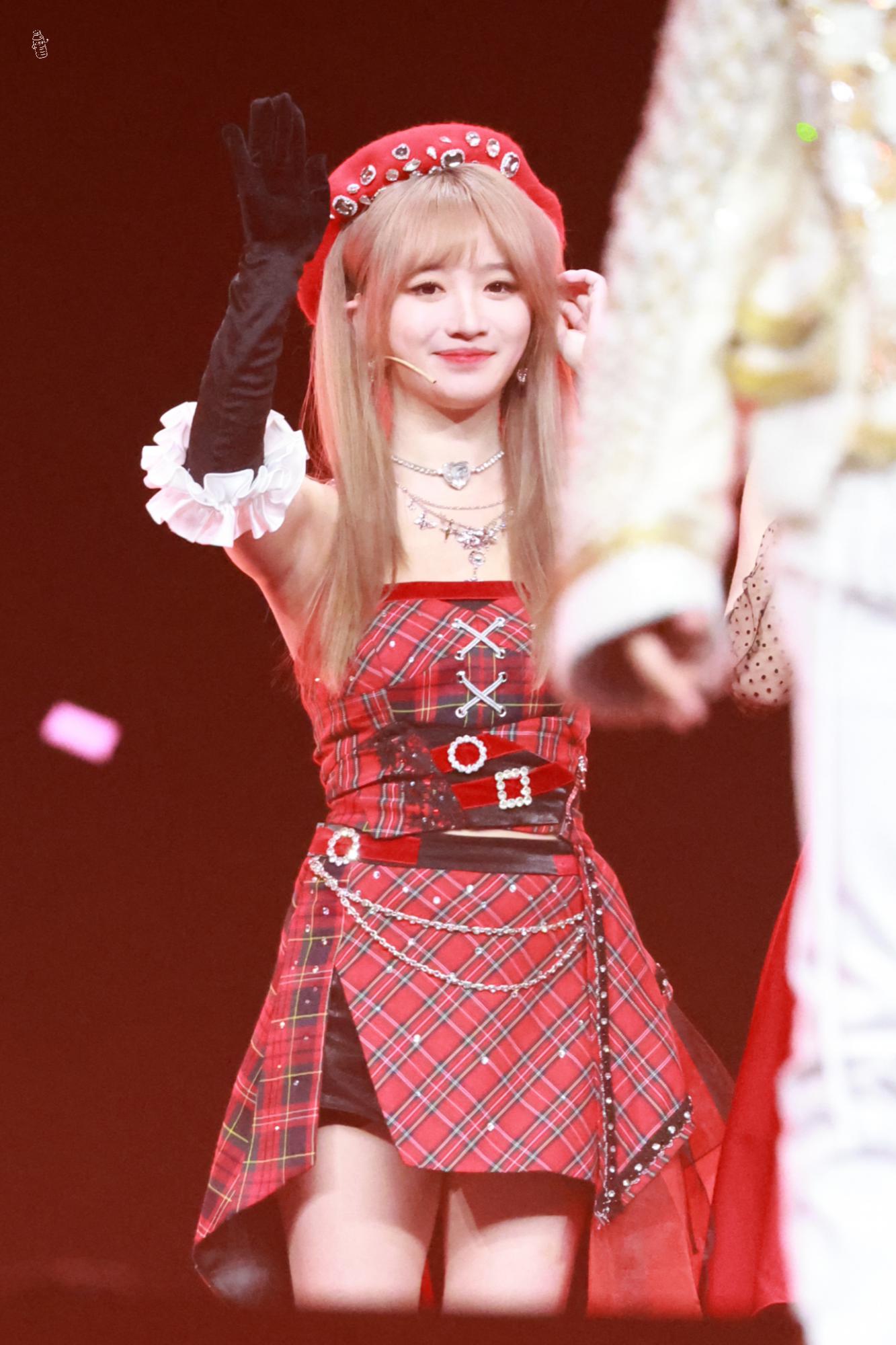 费沁源红色抹胸短裙美腿可爱美丽[3]