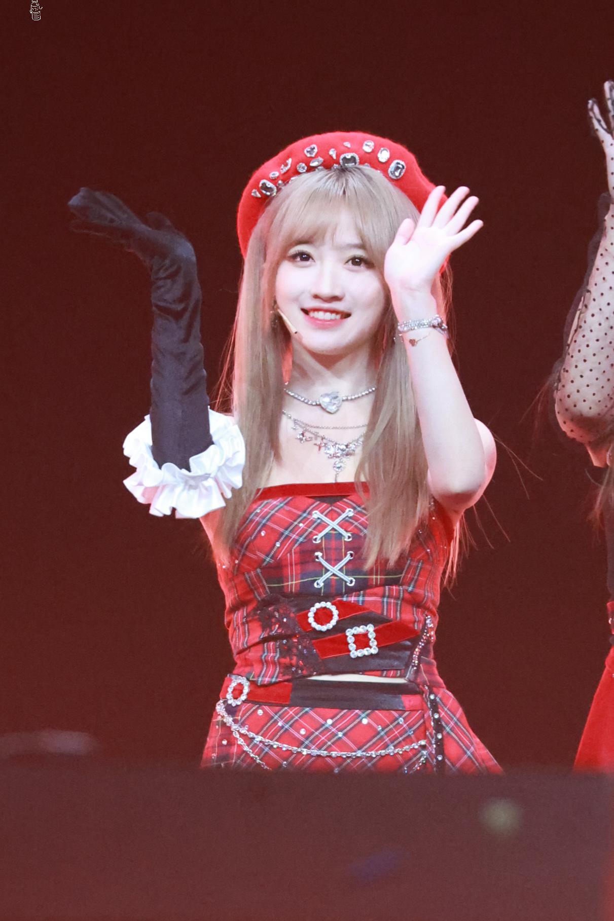 费沁源红色抹胸短裙美腿可爱美丽[4]