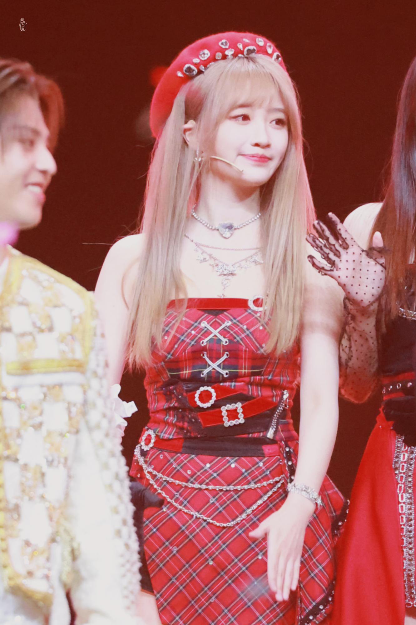 费沁源红色抹胸短裙美腿可爱美丽[6]