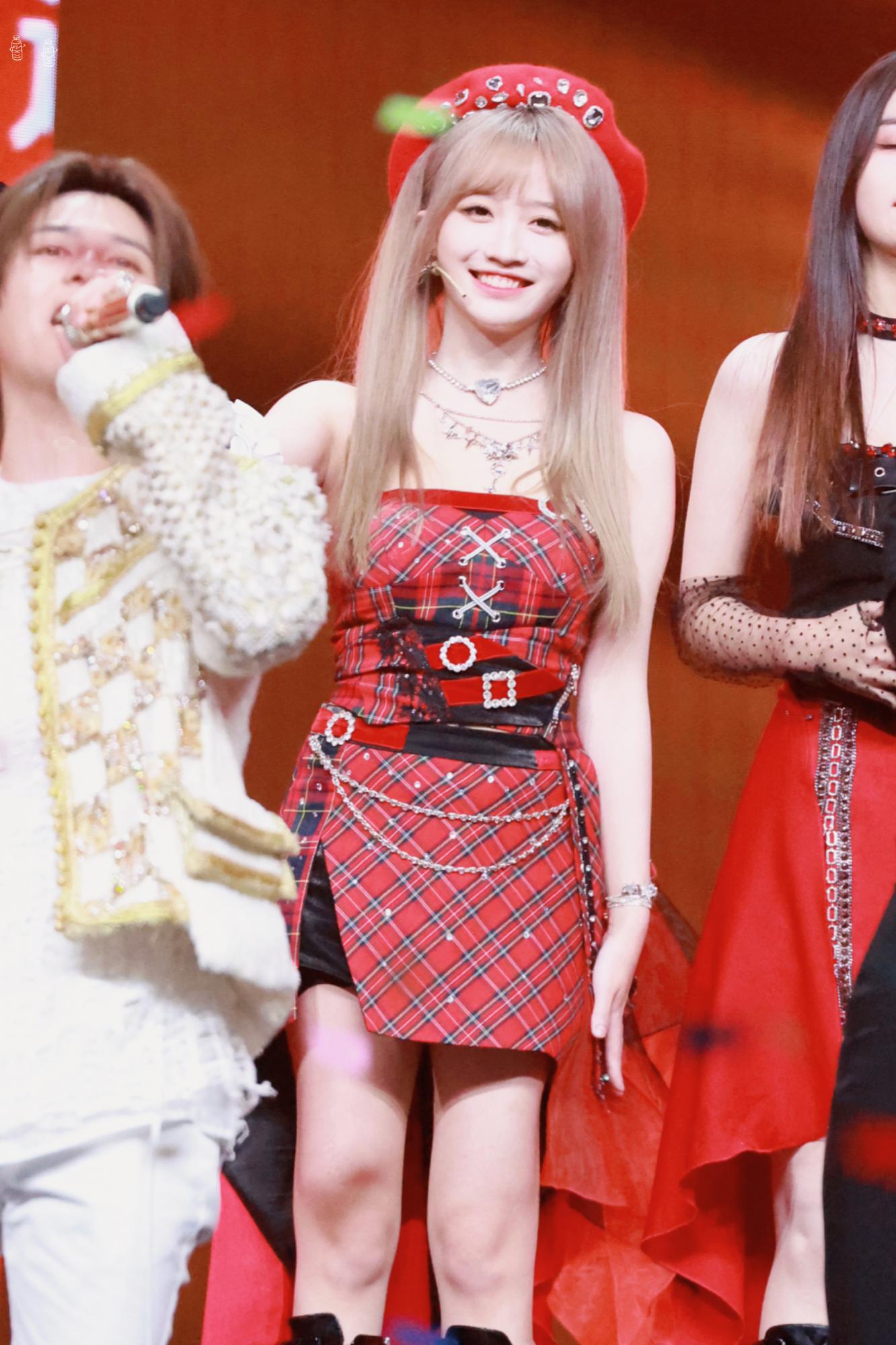 费沁源红色抹胸短裙美腿可爱美丽[8]