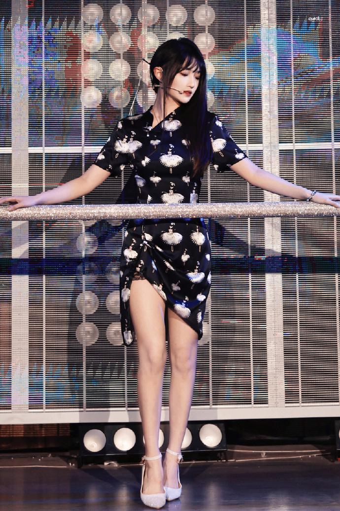 费沁源红色礼服美丽动人[6]