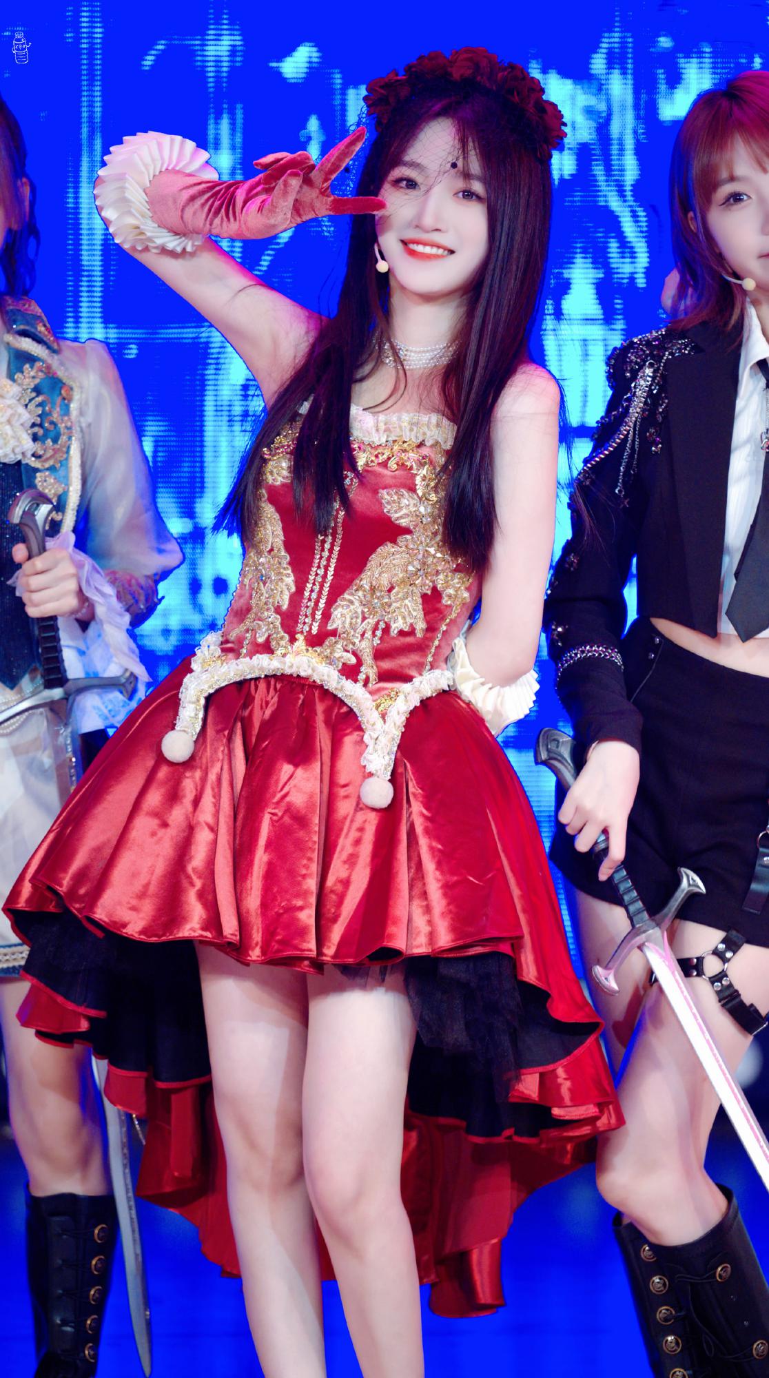 费沁源终极任务《骑士》红色公主裙美腿高跟[3]