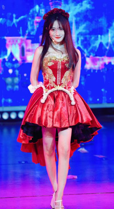 费沁源终极任务《骑士》红色公主裙美腿高跟